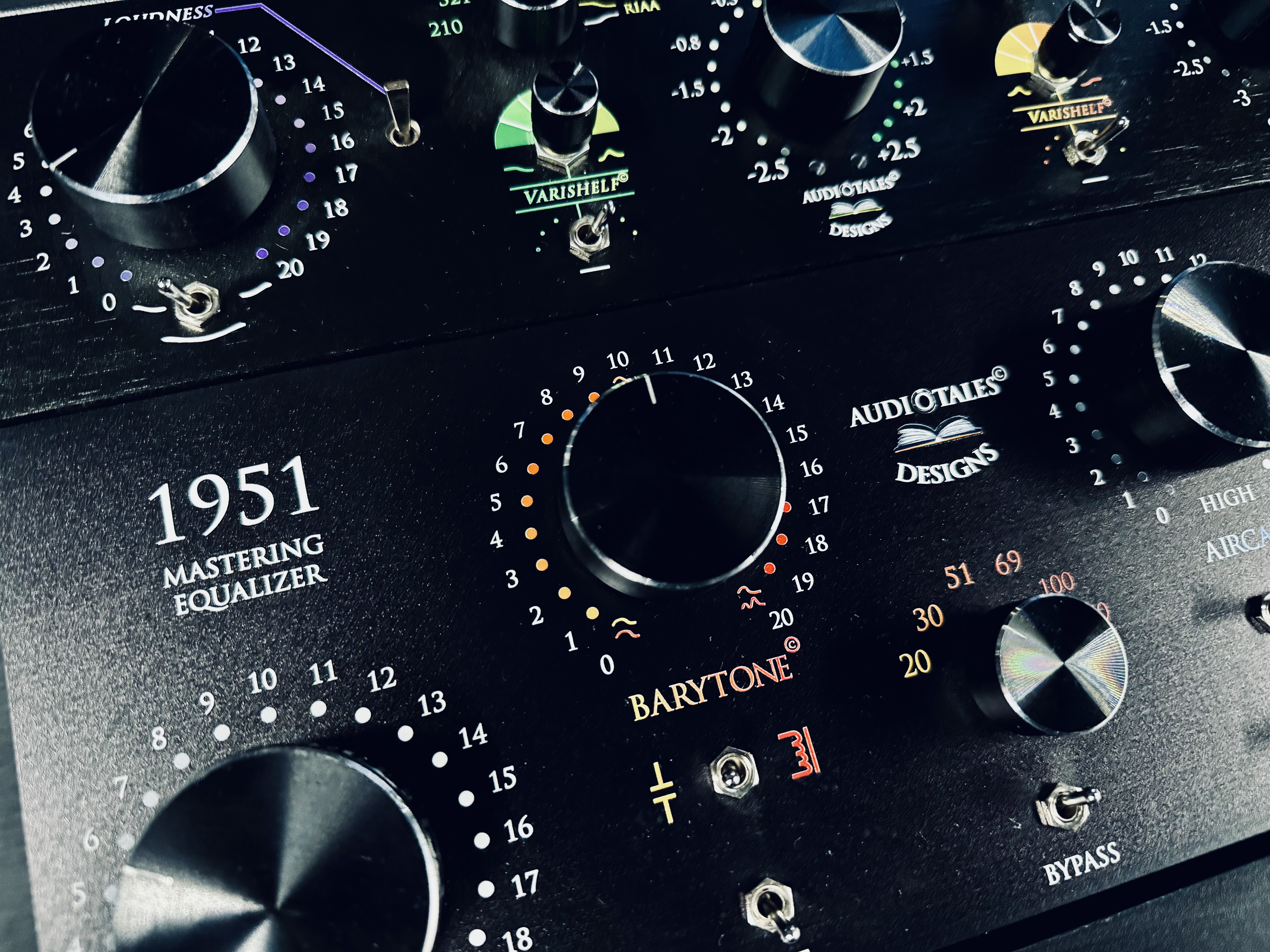 Analog mastering hardware in the Sontale Mastering studio